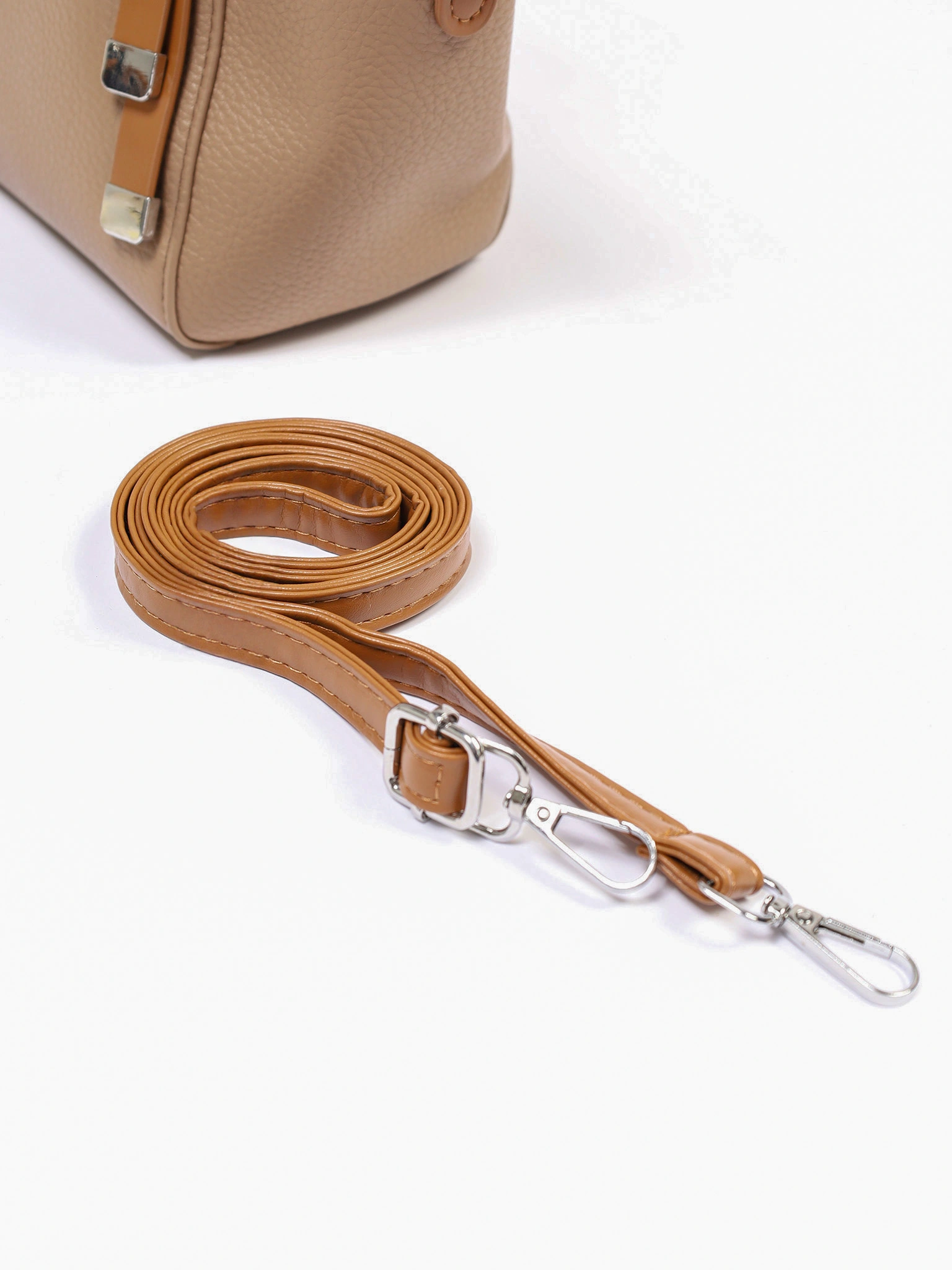 Сумка-тоут маленькая с декоративными ремешками в ассортименте